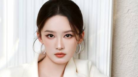 李沁穿白色毛呢大衣套装明媚大气 优雅温婉尽显白月光千金感
