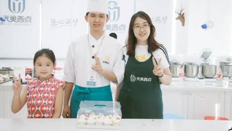千万毕业生内卷求职，AI 又来抢占岗位，普通人的出路究竟在哪里？