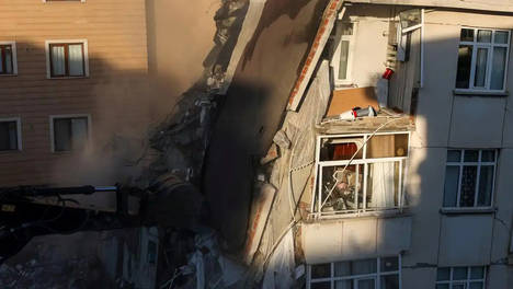 土耳其伊斯坦布尔一栋七层建筑部分坍塌 造成5人死亡