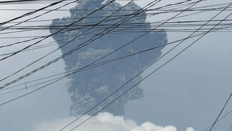 菲律宾中部坎拉翁火山喷发 喷出火山灰与浓烟