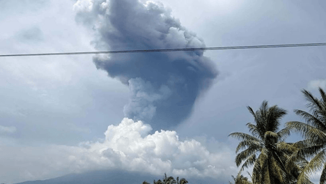 菲律宾中部坎拉翁火山喷发 喷出火山灰与浓烟