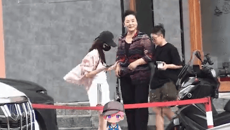 娜扎外出陪妈妈看中医 白背心粉衬衫舒适日常