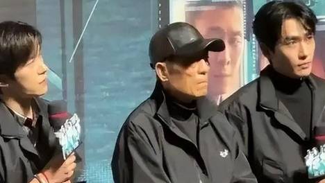 钱再多有什么用？76岁张艺谋百花奖手抖要人搀，小31岁陈婷删认证，还是走上张纪中老路