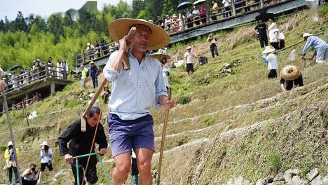 外国游客闯中国，这一次盯上了农村