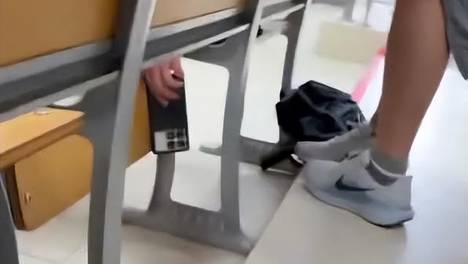 男生课桌下偷拍女生半小时？华南理工回应