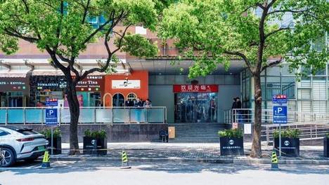 400多辆电动车全“挤”在140米长的马路上！怎么办？