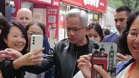 黄仁勋在北京逛街喝8元蜜雪冰城，吃38元炸酱面，店员：面是我们请他品尝的，他说挺好吃