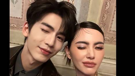 张凌赫和泰国女星Mai合影，颜值在线，幸福感十足！