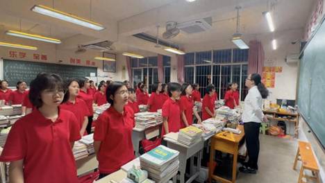 张桂梅校长连续16年送考