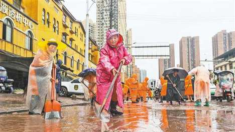 小喇叭提醒居民避险 主干道在晚高峰前疏通