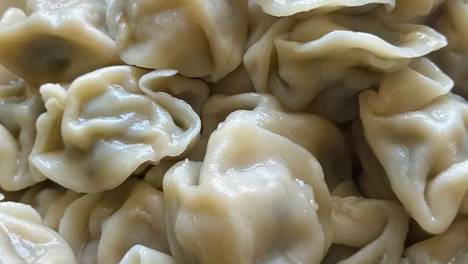 煮饺子时，别开水直接下锅，多加这一步，不露馅不粘连！