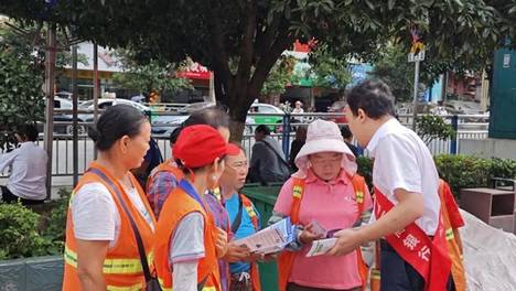 工行凯里北京路东城支行：夏送清凉助就业 金融宣教护民生