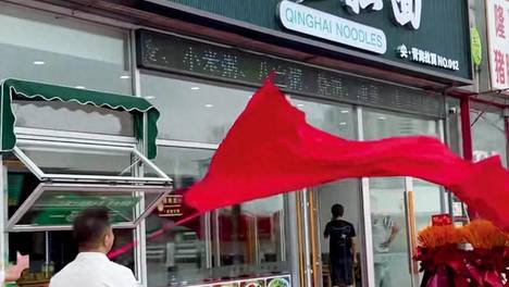 挂了30多年的招牌，换了