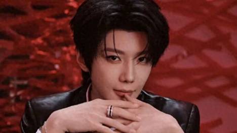 郝熠然 31 岁生日写真只有黑白两套 —— 一周前曼谷演唱会换了十几套