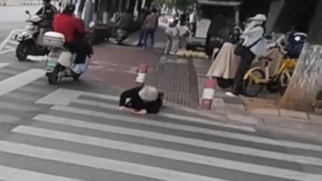 “是他撞的你吗？”护士问85岁老人，老人的回答令人意外