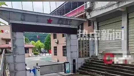 老人每月4千养老院因热射病离世住的房间被隔成两间，仅里间一台空调，家属称老人手部被束，失语无法表达