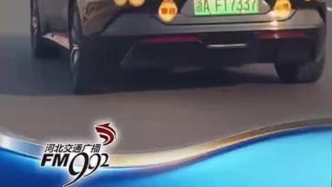 网友路遇黑色轿车贴满实习贴纸，按了下喇叭后，对方被吓得乱打方向、左右摇晃；网友：别笑，谁不是从新手练出来的