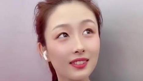 穿亮片上衣的扎马尾女孩，低头看手机时好甜呀！