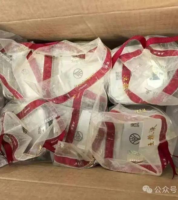 一对夫妻狂收15箱茅台五粮液，快递小哥当场起疑，结果立了大功！