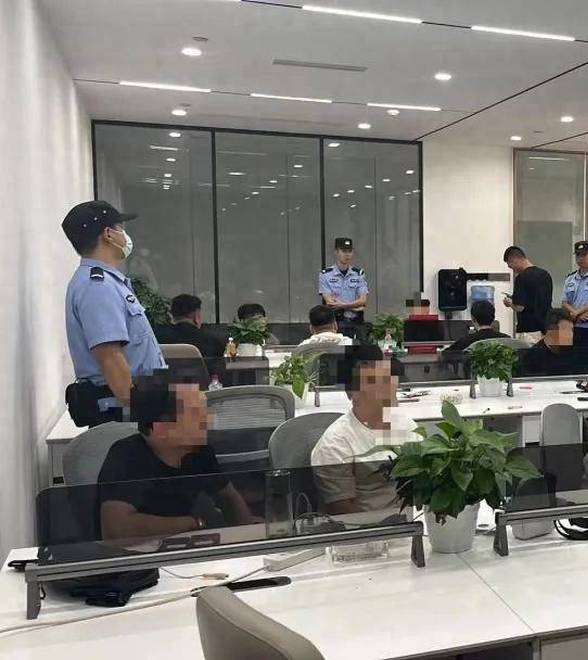 流窜多地，诈骗超百万元，涉及受害人50余人！成都警方打掉一诈骗团伙，现场抓获45人