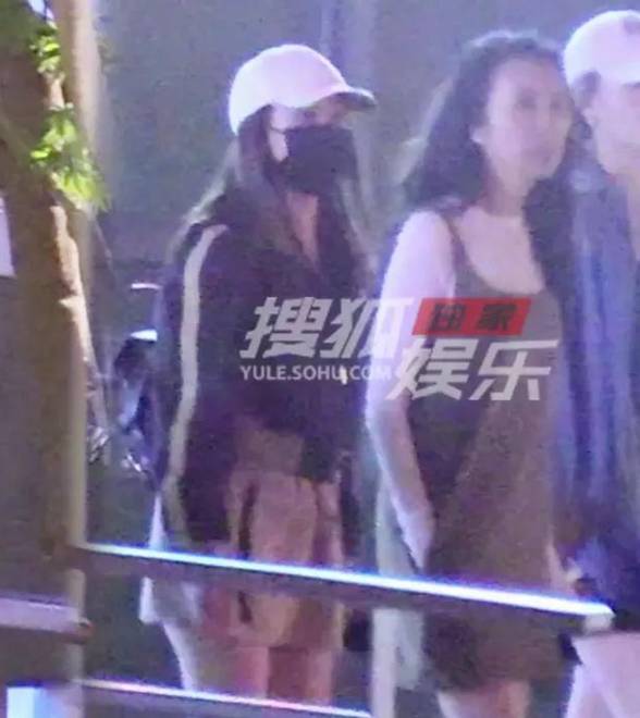 陈妍希和闺蜜吃西餐，帽衫搭短裤清爽利落