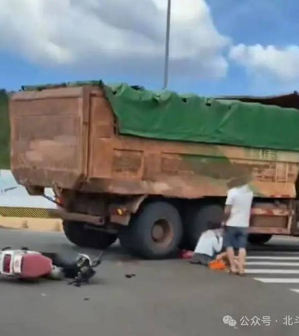 江西官方通报“渣土车撞倒母女3人致1人死亡”：司机超载，并且未让同方向行驶的直行车辆先行，已被采取刑事强制措施；公司多人被建议处罚