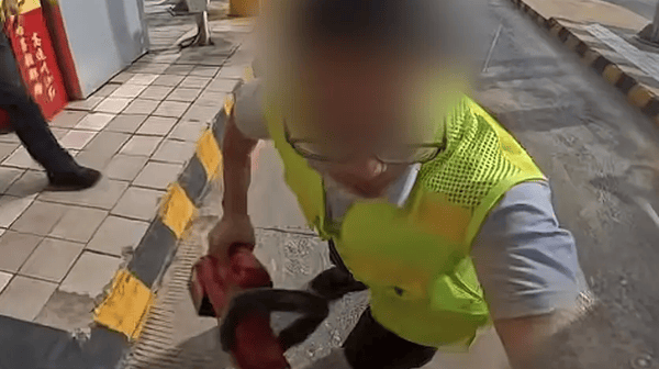 摩托车闯高速被工作人员持电锯拦下