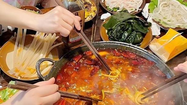 中东游客回国后，悄悄对朋友说：中国，根本不是我们想象的那样子