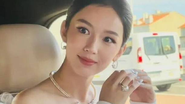 周也穿抹胸裙亮相戛纳红毯！雪肤玉貌优雅矜贵美若公主