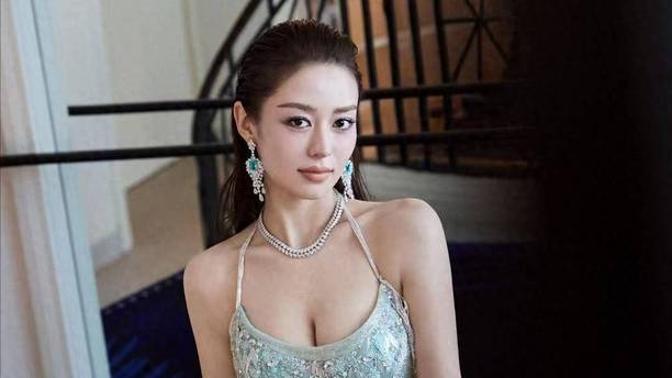 “吉娜”太丰满了，穿低胸裙都兜不住好身材，我感慨郎朗真会选人