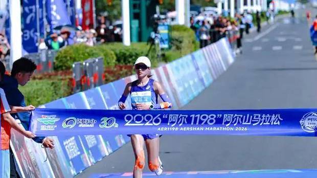 2026阿尔山马拉松激情开启 何杰李芷萱双双夺冠