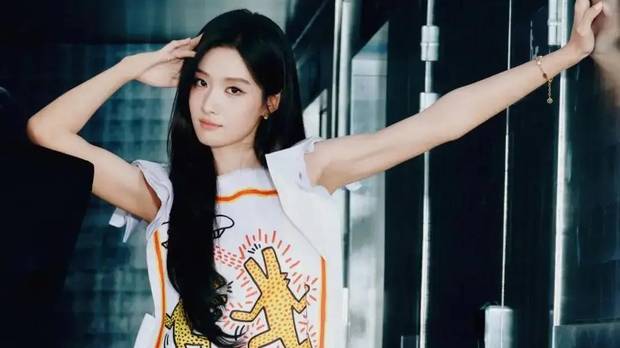 赴巴黎时装周的女明星，妆发暗藏玄机