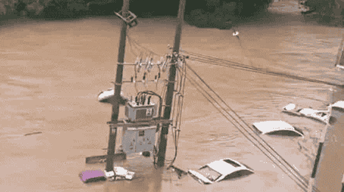 江西赣州多个区县出现暴雨 道路、车辆被淹
