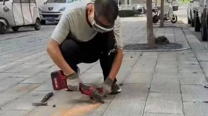 拔钉博主称街头除钉“因扬尘影响环保”被叫停
