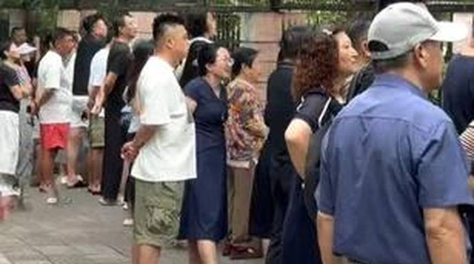 首批“20后”上小学，家长年龄横跨“70后”“80后”“90后”