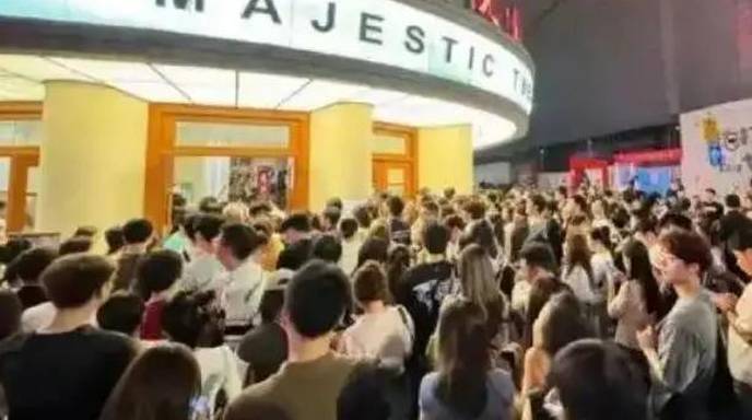 付航上海脱口秀专场 被黄牛票“卡”迟20分钟