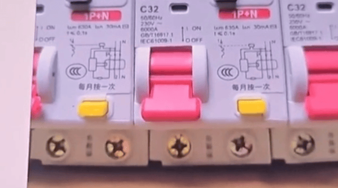 独居老人换开关被收2800元
