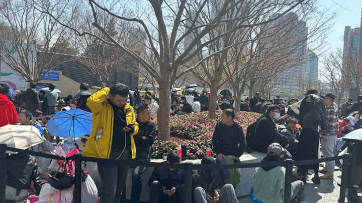 苹果上海静安零售店开业，库克现身开门迎客，你想去打卡吗？