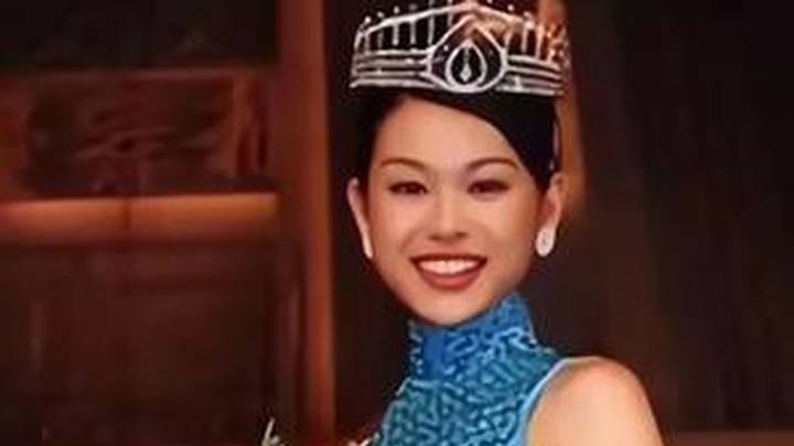 胡杏儿重戴后冠惊艳亮相，凭内地剧大火，你认为她是最丑港姐吗？