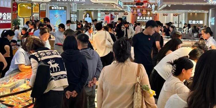 金价下跌掀起假期“购金潮”，有金店客流暴涨