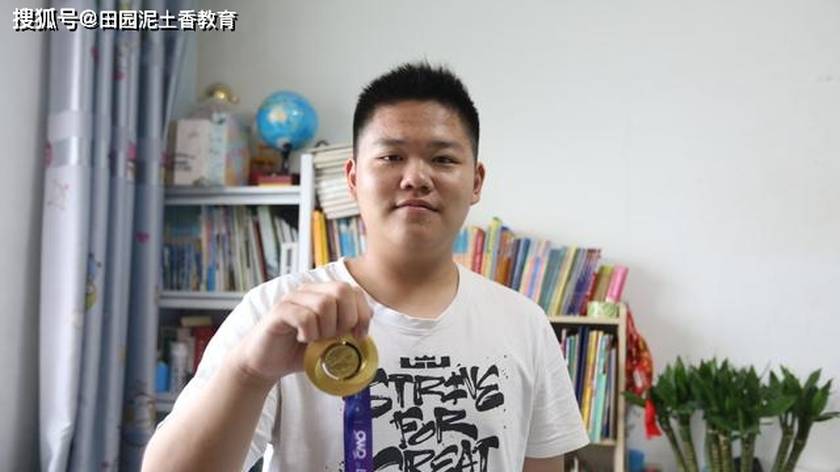 718分郸城一高韩鹤鸣：复盘比刷题重要，母亲用扑克牌启蒙数学思维