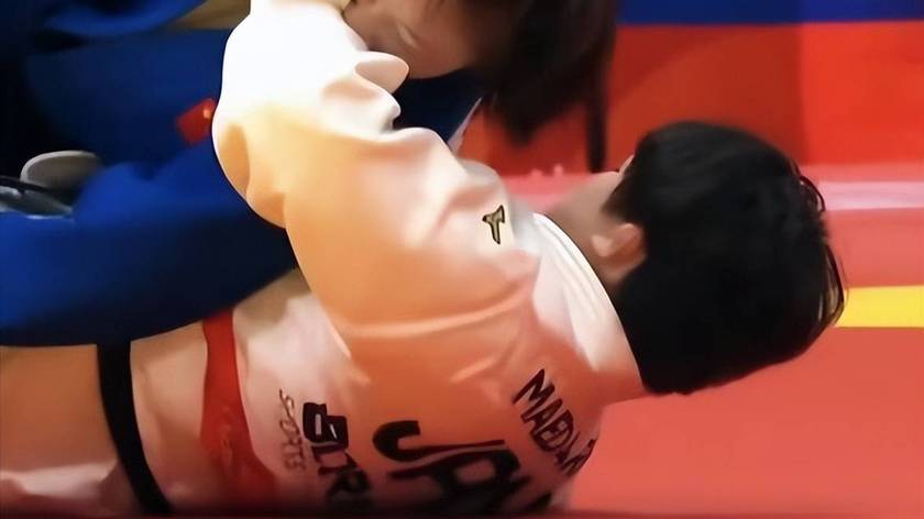 亚运会中国柔道名将狠咬日本选手20秒，牙印清晰，直接被判负