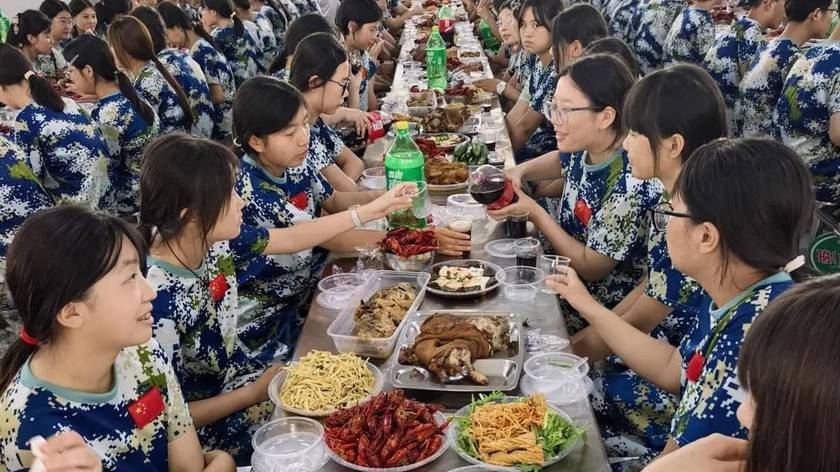 河南周口一高中军训结束请千余名新生“搂席”