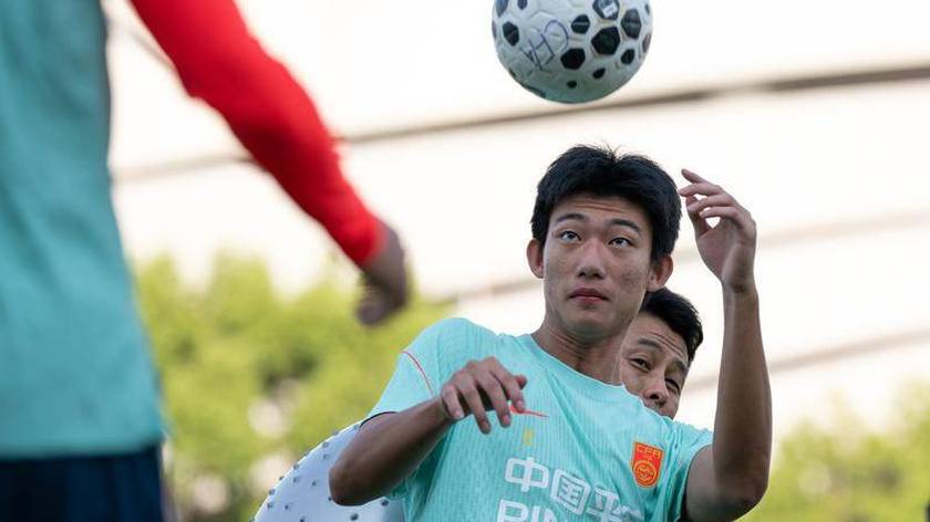 国足集训备战亚洲杯 高中生赵松源备受关注