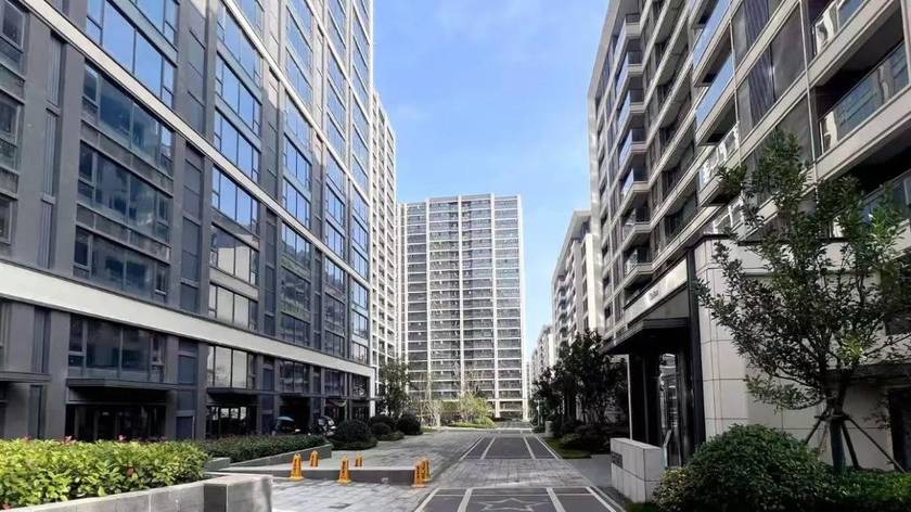 高校开始砸钱买房，大学生批量住进小区