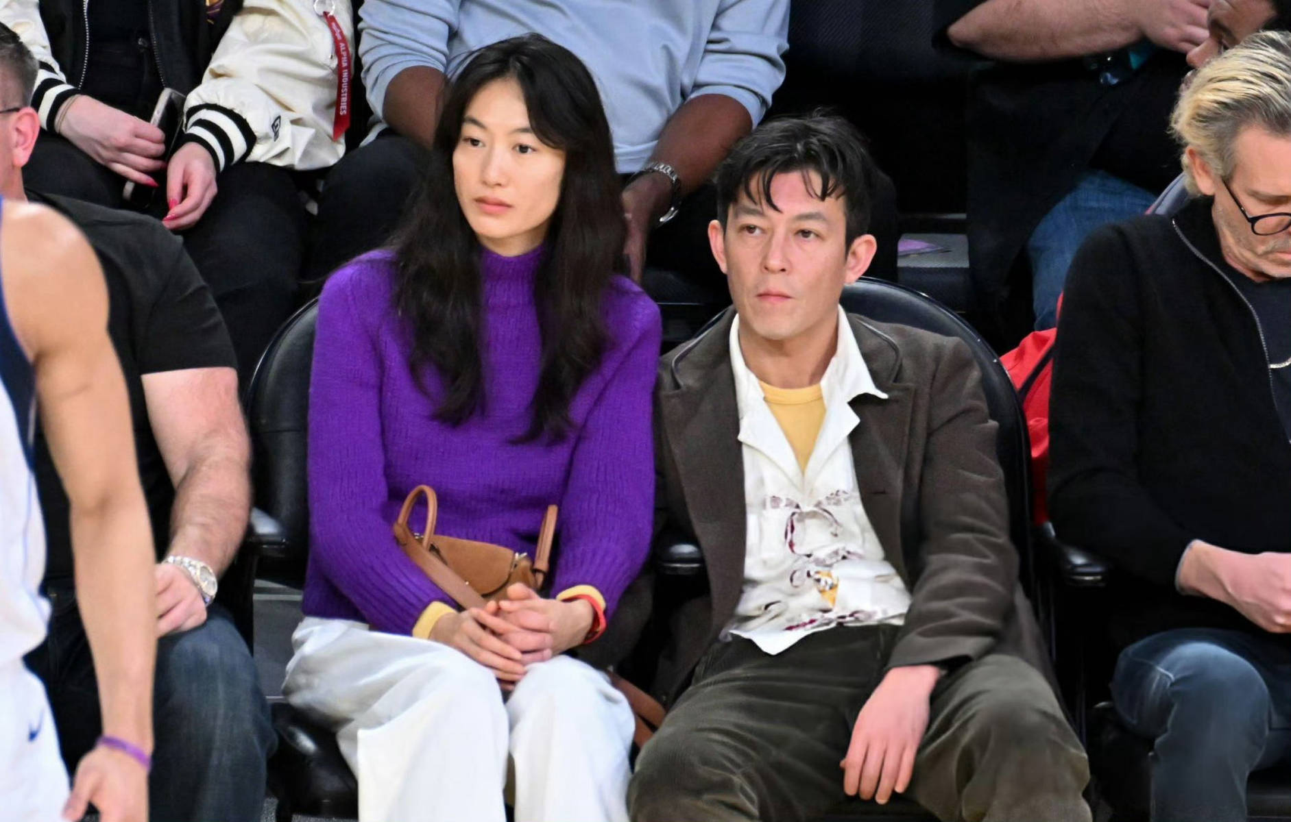 陈冠希 老婆在海外看篮球赛-恩爱同框留影