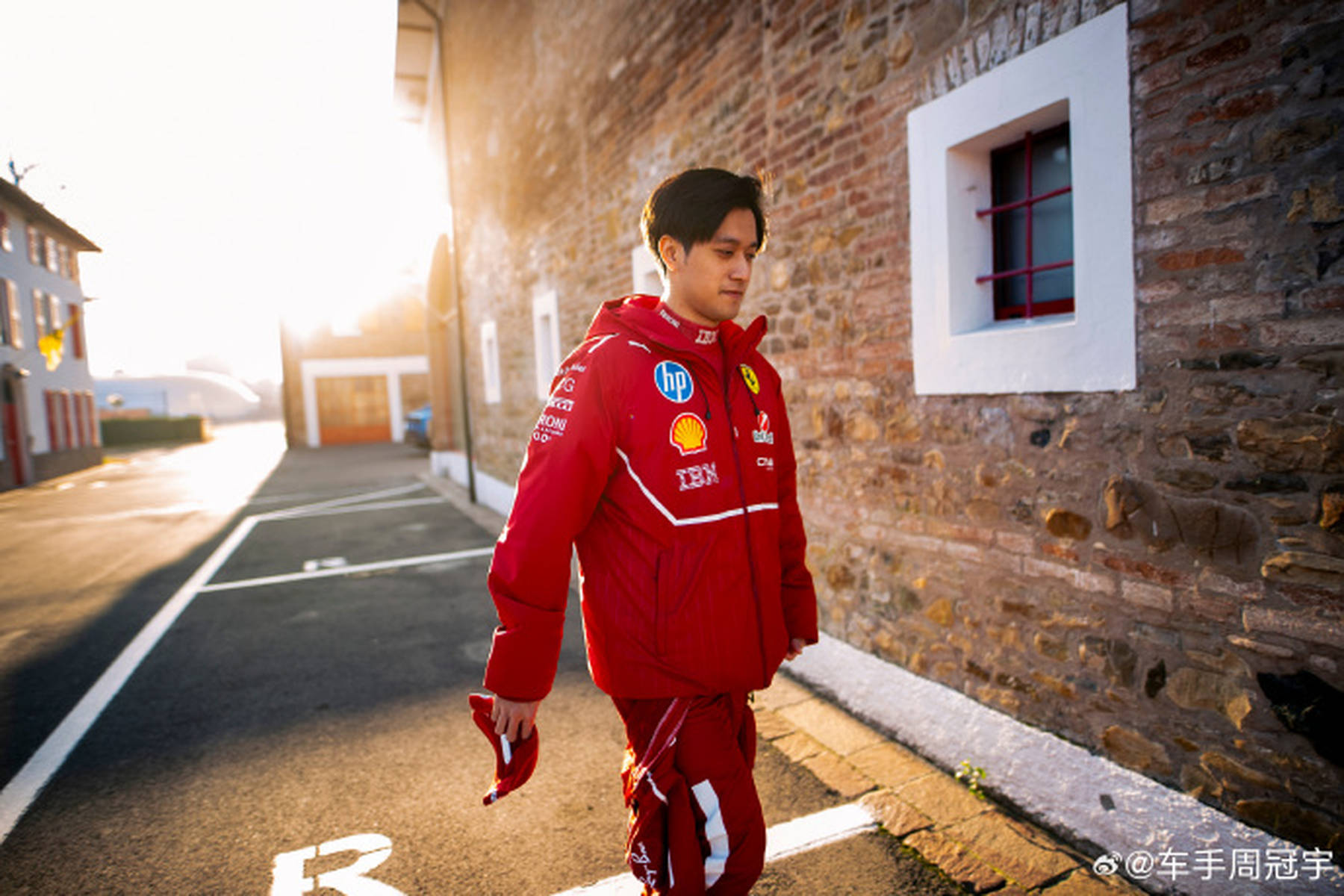 周冠宇晒测试照:我开上了法拉利F1赛车(图)