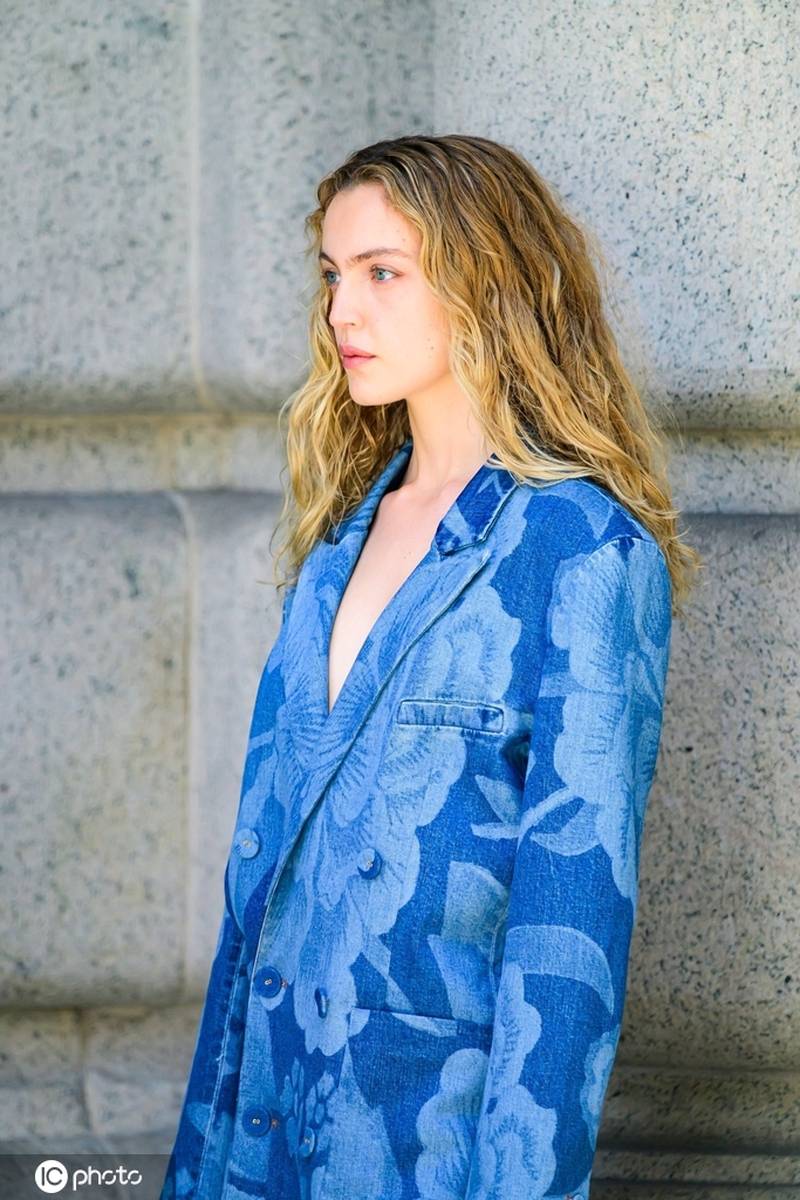 娜奥米·沃茨在外景片场参加拍摄 蓝色印花牛仔套装酷潮大气