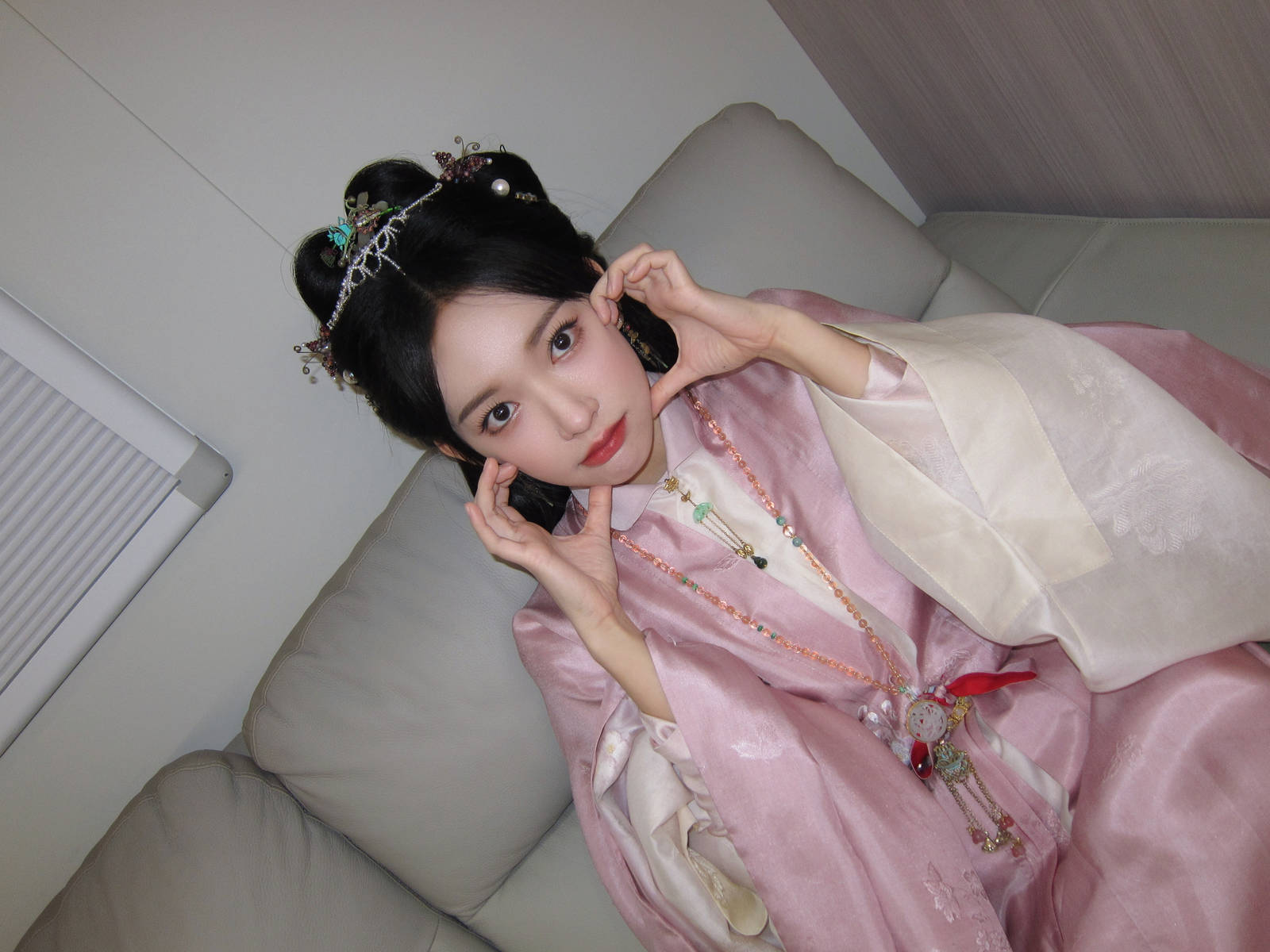 程潇化身古风美人娇俏灵动 对镜比心活泼阳光