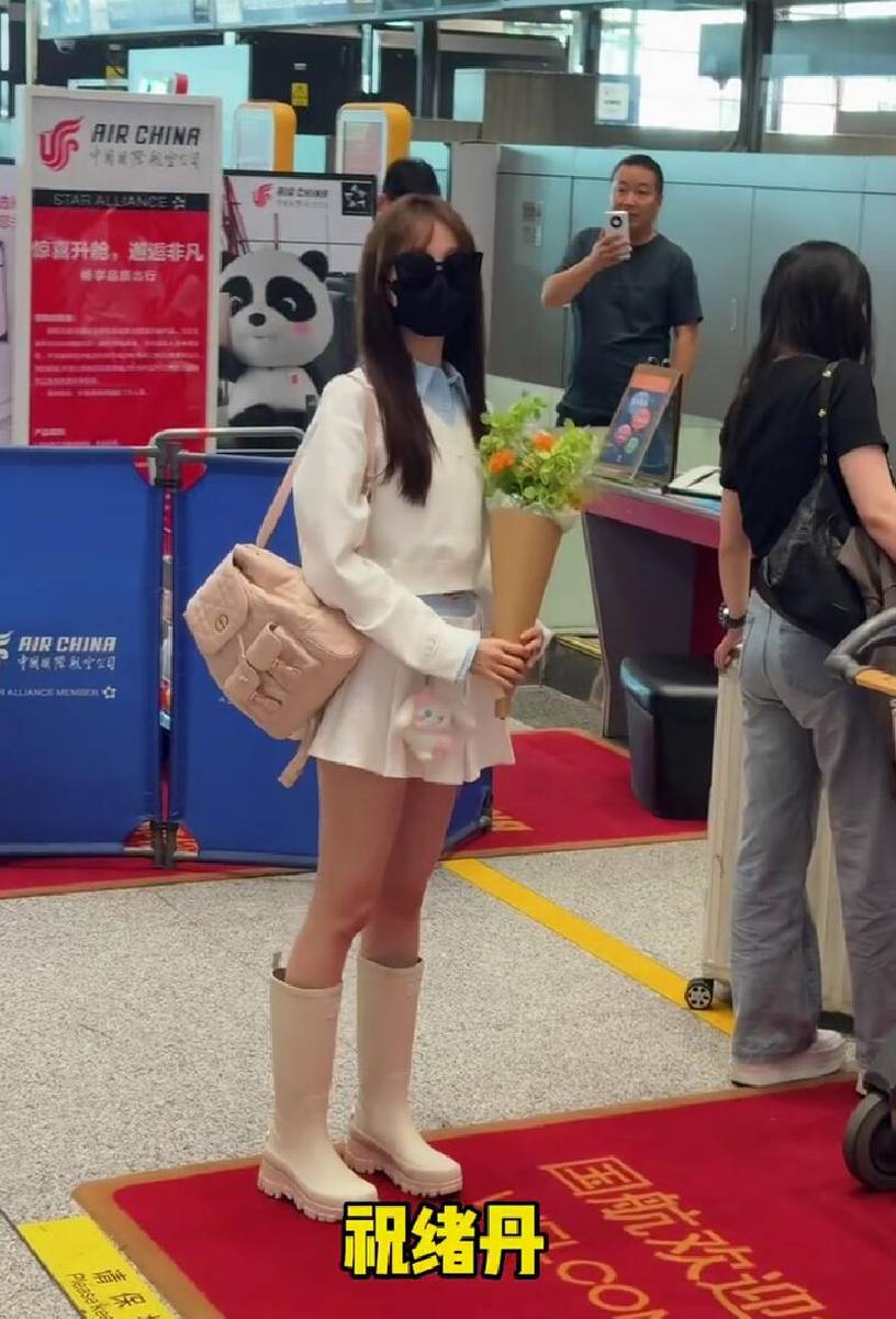 叶童吴宣仪等出发《浪姐》机场路透释出 对镜互动热情温柔